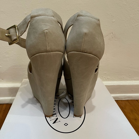 STEVE MADDEN - XTERNAL BONE WEDGES - SIZE 7 - Picture 5 of 9